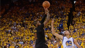 湖人队詹姆斯退役传闻不实 东契奇赛前习惯揭秘 新援首秀备战状态引期待